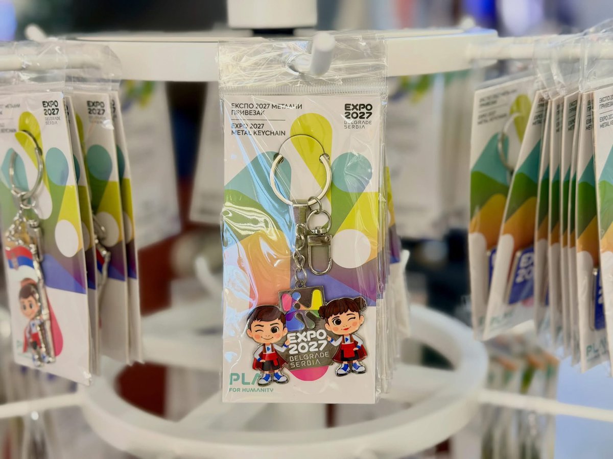 serbiaexpo2025's tweet photo. 🛍️ベオグラード万博の公式ポップアップストアが続々登場！🇷🇸
ベオグラード新市街の「UŠĆE Shopping Center」と、中部セルビアの街クラグイェヴァツの「BIG FASHION」に新たにオープンしました。ミーリッツァ＆ラストコのぬいぐるみやキーホルダーなど、公式グッズが勢ぞろい✨

#ベオグラード万博 https://t.co/in9veZwmHg