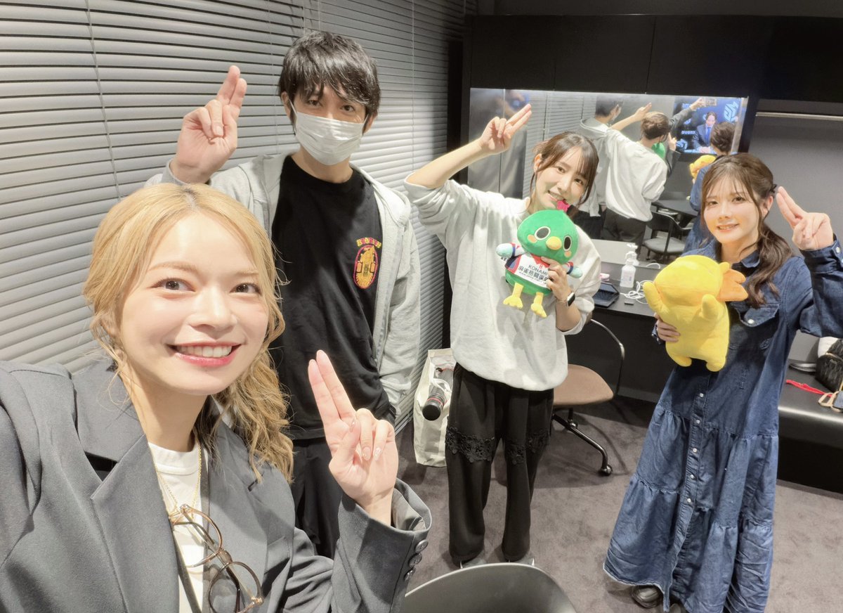 ha_k3's tweet photo. 10/2(金)  Mリーグ　12日目

麻雀chの第1試合トップは、
KONAMI麻雀格闘倶楽部🐉❤️‍🔥
伊達朱里紗選手！

東1局、親のダブ東ドラ3の仕掛けの現物36s待ちでテンパイ→冷静なヤミテンでツモって満貫のアガリからスタート！
東2局は親のリーチにドラドラで勝負！ここもツモって、伊達選手がリードしたまま最後まで！
今季は苦しいスタートでしたが４戦目にして初トップとなりました🤗

第2試合は、チーム雷電⚡️💛
瀬戸熊直樹選手！

瀬戸熊選手は中打点のアガリを着実に決め、逃げ切りトップ！七対子、西単騎でリーチを敢行。親の追っかけリーチとめくり合いになりましたが、しっかり西をツモって久しぶりのトルネード！
(東1局、高宮選手から打たれた7m。ツモってハネマンのテンパイ打牌となったこの7mを討ち取ったのも大きかった！)
チームの悪い流れを食い止める貴重な個人2トップ目となりました😆

Mリーグはまた来週月曜日！
わたしは金曜日のレポーターです🎤

よろしくお願いします！！

黒沢さんから、発売されたばかりのフォトエッセイをいただきました⚡️
"白鳥さんのフォトエッセイと一緒に"手に取っていただきたいとのことです。
皆さまぜひ🤗
(Mリーガーの方のご著書をいただいたのは、咲さんが初めてでとっても嬉しいありがとうございます🥹🩷)

#Mリーグ