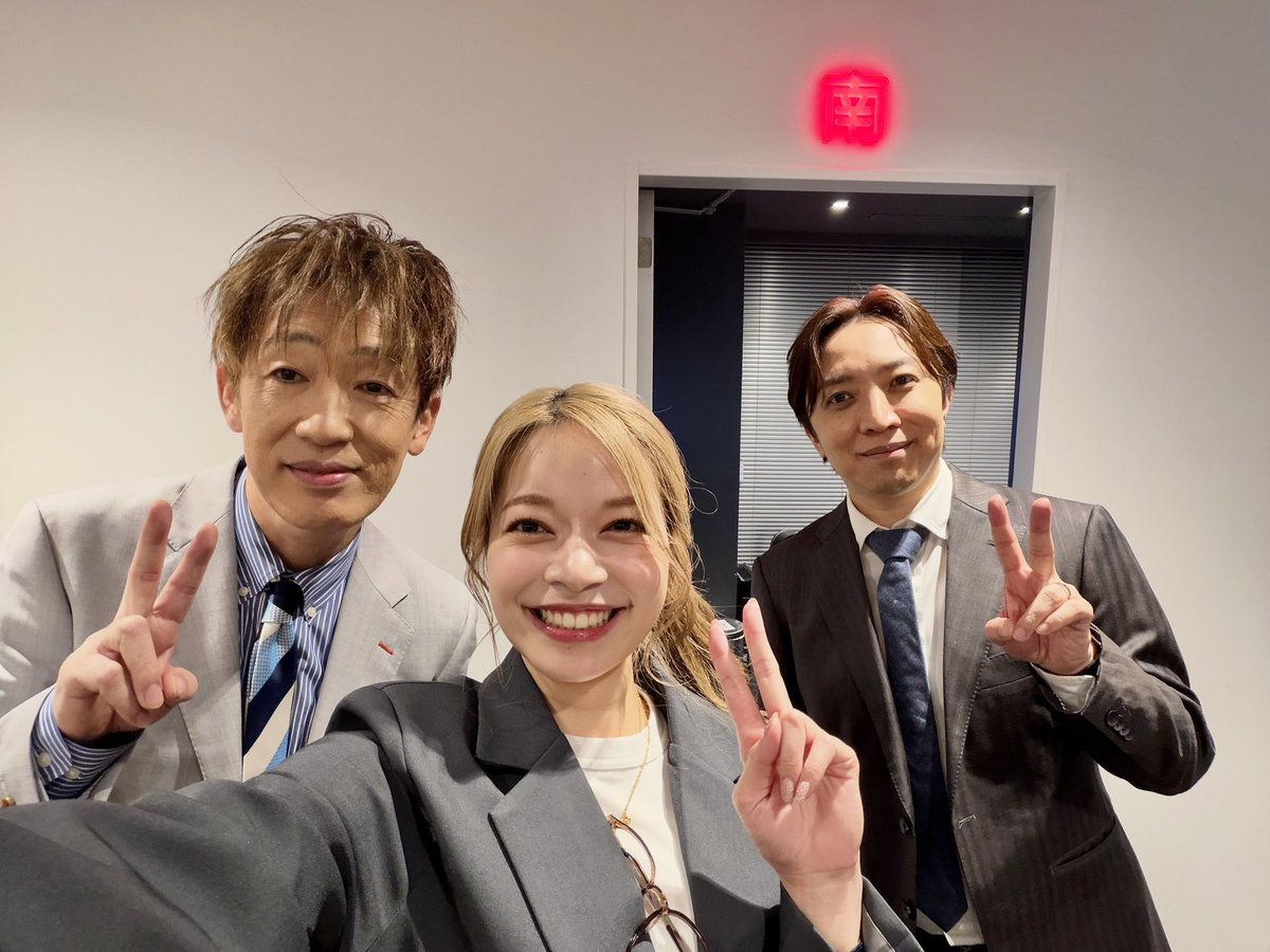 ha_k3's tweet photo. 10/2(金)  Mリーグ　12日目

麻雀chの第1試合トップは、
KONAMI麻雀格闘倶楽部🐉❤️‍🔥
伊達朱里紗選手！

東1局、親のダブ東ドラ3の仕掛けの現物36s待ちでテンパイ→冷静なヤミテンでツモって満貫のアガリからスタート！
東2局は親のリーチにドラドラで勝負！ここもツモって、伊達選手がリードしたまま最後まで！
今季は苦しいスタートでしたが４戦目にして初トップとなりました🤗

第2試合は、チーム雷電⚡️💛
瀬戸熊直樹選手！

瀬戸熊選手は中打点のアガリを着実に決め、逃げ切りトップ！七対子、西単騎でリーチを敢行。親の追っかけリーチとめくり合いになりましたが、しっかり西をツモって久しぶりのトルネード！
(東1局、高宮選手から打たれた7m。ツモってハネマンのテンパイ打牌となったこの7mを討ち取ったのも大きかった！)
チームの悪い流れを食い止める貴重な個人2トップ目となりました😆

Mリーグはまた来週月曜日！
わたしは金曜日のレポーターです🎤

よろしくお願いします！！

黒沢さんから、発売されたばかりのフォトエッセイをいただきました⚡️
"白鳥さんのフォトエッセイと一緒に"手に取っていただきたいとのことです。
皆さまぜひ🤗
(Mリーガーの方のご著書をいただいたのは、咲さんが初めてでとっても嬉しいありがとうございます🥹🩷)

#Mリーグ