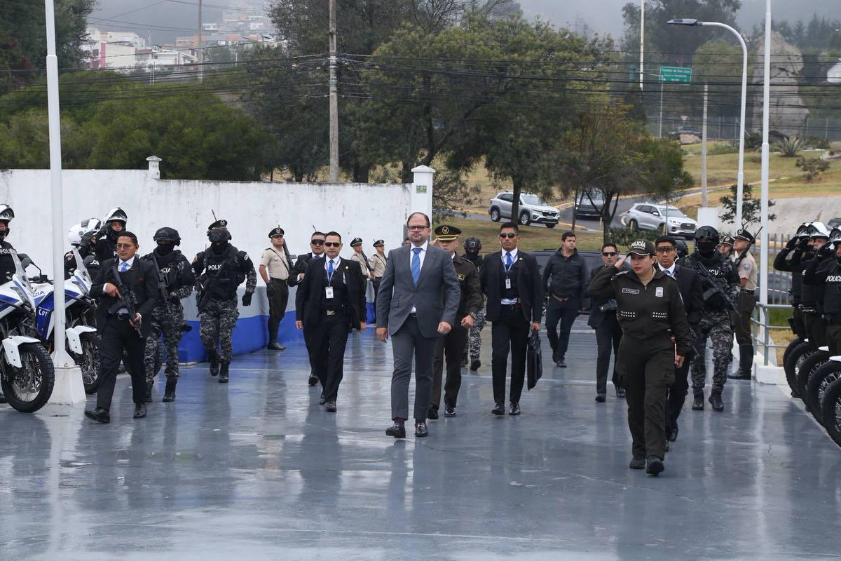 JohnReimberg's tweet photo. La seguridad se construye con decisiones, recursos y presencia en las calles.

Desde hoy, 88 nuevos vehículos —83 motocicletas y 5 camionetas— salen a patrullar Quito, fortaleciendo la capacidad operativa de la  Policía Nacional.

Y salen con la bendición de Dios, impartida por el padre Iván Trujillo, para acompañar y proteger a nuestros policías en cada jornada y permitirles regresar siempre a sus hogares.

Donde está la Policía, está el Estado. Y donde está el Estado, el ciudadano sabe que no está solo.

Seguimos trabajando.