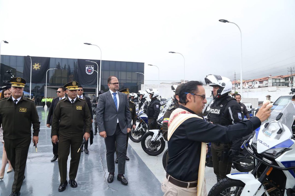 JohnReimberg's tweet photo. La seguridad se construye con decisiones, recursos y presencia en las calles.

Desde hoy, 88 nuevos vehículos —83 motocicletas y 5 camionetas— salen a patrullar Quito, fortaleciendo la capacidad operativa de la  Policía Nacional.

Y salen con la bendición de Dios, impartida por el padre Iván Trujillo, para acompañar y proteger a nuestros policías en cada jornada y permitirles regresar siempre a sus hogares.

Donde está la Policía, está el Estado. Y donde está el Estado, el ciudadano sabe que no está solo.

Seguimos trabajando.
