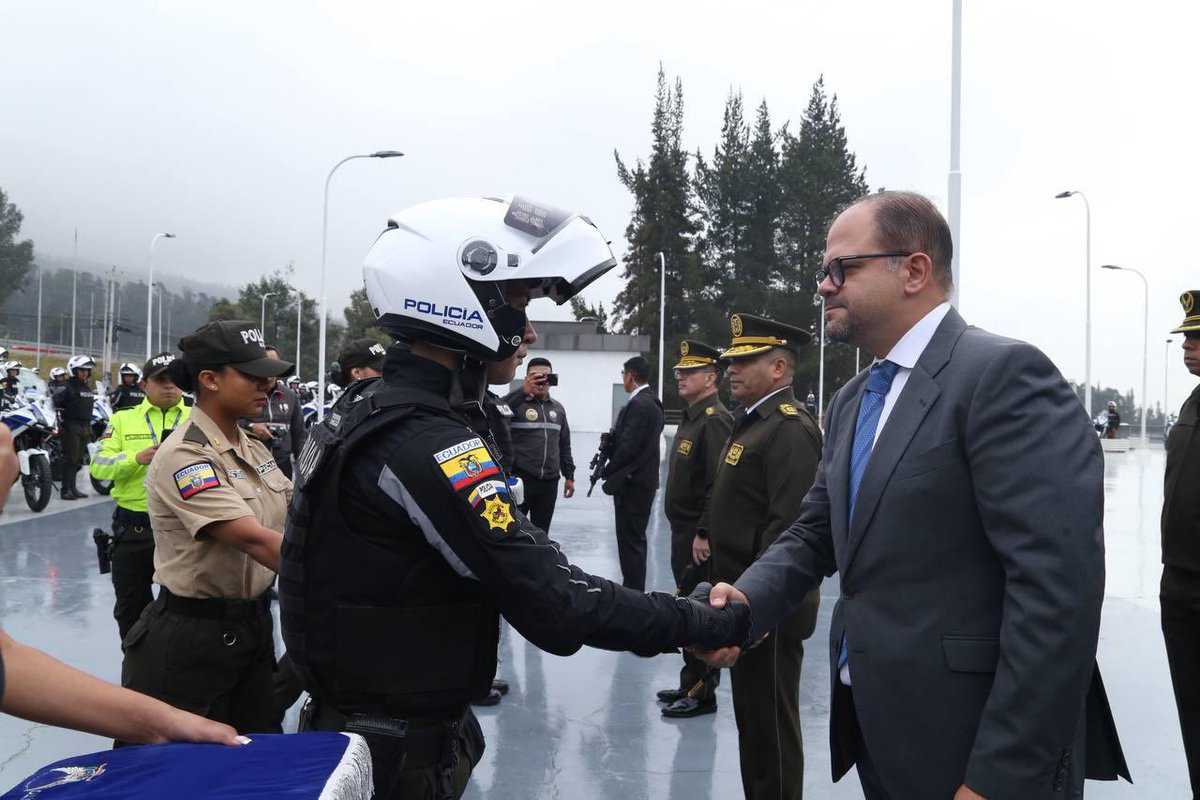 JohnReimberg's tweet photo. La seguridad se construye con decisiones, recursos y presencia en las calles.

Desde hoy, 88 nuevos vehículos —83 motocicletas y 5 camionetas— salen a patrullar Quito, fortaleciendo la capacidad operativa de la  Policía Nacional.

Y salen con la bendición de Dios, impartida por el padre Iván Trujillo, para acompañar y proteger a nuestros policías en cada jornada y permitirles regresar siempre a sus hogares.

Donde está la Policía, está el Estado. Y donde está el Estado, el ciudadano sabe que no está solo.

Seguimos trabajando.