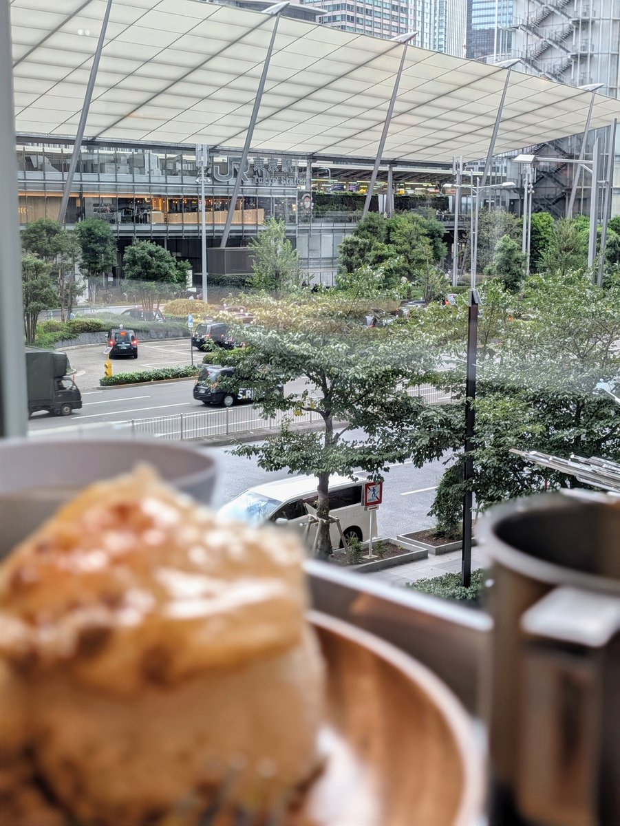 TomoNextstage's tweet photo. 9/24に東京ミッドタウン八重洲2F・ヤエスパブリックにオープンした
「タイ・イサーン料理 ヤムヤム」へ🇹��🌶️

行ったのが15時過ぎで、ランチのカオゲーンは終了、ディナーにはまだ少し早い時間。
ガパオ、カオマンガイ、麺類なら作れるとのことで、今回はガパオライス 1,210円。

自分の好きな、しっかり炒めて味付けも濃いめのタイプ。
そのまま食べたあと、プリックナンプラーとプリックポンを足して自分好みの辛さに。

ランチ時間は終わっていたのに、おかわり自由のセルフスープも付けていただきました。

店内は「THE SPIRIT OF ESARN」のネオンやタイ語看板でかなりタイ感強め。
でも窓の外には東京駅。
この組み合わせがなかなか面白いです。

時間帯の関係もあると思いますが、この日は人も少なめで、窓際でかなりゆっくりできました。

今回は食べられなかったカオゲーン3種盛りも気になるので、また行きます。

📍タイ・イサーン料理 ヤムヤム
東京ミッドタウン八重洲2F ヤエスパブリック

#タイ料理 #ガパオライス #東京ミッドタウン八重洲 #ヤムヤム　＃東京でタイを探す