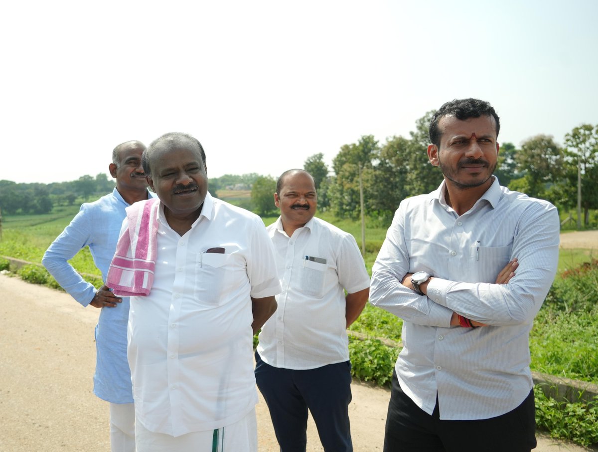 hd_kumaraswamy's tweet photo. ಸಣ್ಣಪುಟ್ಟ ರೈತರ ಒಂದು ಎಕರೆ, ಎರಡು ಎಕರೆ ಜಮೀನೆಲ್ಲ ನೈಸ್ ಪಾಲಾಗಿದೆ. ಆದರೆ, ಇಲ್ಲೊಬ್ಬ ವ್ಯಕ್ತಿಯ ಪರಿವಾರಕ್ಕೆ ಸೇರಿದ 200 ಎಕರೆಗೂ ಹೆಚ್ಚಿನ ಭೂಮಿ ಇದೆ. ಬಿ.ಎಂ.ಕಾವೆಲ್'ನಲ್ಲಿ ವಿಶಾಲವಾಗಿ ಕಾಣುವ ಈ ಭೂಮಿ ರಾಜ್ಯದ ಹಾಲಿ ಮುಖ್ಯಮಂತ್ರಿ ಮತ್ತು ಅವರ ಕುಟುಂಬದ ಸದಸ್ಯರಿಗೆ ಸೇರಿದ್ದು. ಇವರಿಗೆ ಮಾತ್ರ ನೂರಾರು ಎಕರೆ! ಬಡಜನರಿಗೆ ಮಾತ್ರ ಭೂಮಿ ಬೇಕಿಲ್ಲವಂತೆ!! ಇದು ಇವರ ನೀತಿ.

ಈ ನೈಸ್ ಕಂಪನಿ ಶ್ರೀ ಸಿದ್ದಗಂಗಾ ಮಠಕ್ಕೆ ಆಗಲಿ, ಬಡ ರೈತರಿಗೆ ಆಗಲಿ NOC ಕೊಡುವುದಿಲ್ಲ. ಆದರೆ, ಪ್ರಭಾವಗಳಿಗೆ ಸುನಾಯಸವಾಗಿ ಅದು ಲಭ್ಯವಾಗುತ್ತದೆ!

#ನಮ್ಮಭೂಮಿನಮ್ಮಹಕ್ಕು 
#NiceLootsKarnataka 
#NothingNice