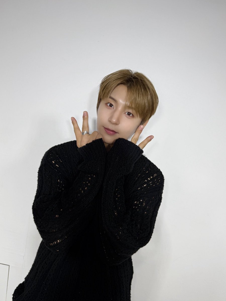 yun_n_OFFICIAL's tweet photo. [📸] 261002 최성윤 (CHOI SUNG YUN) 2nd Single Album [BLUE MOON] 발매 기념 팬사인회 [데일리덕] 완료✔️

오늘의 하루도 행복 가득, 웃음 가득 주셔서 감사합니다 💙
날씨가 부쩍 쌀쌀해졌어요 ! 
우리 골드니스 여러분 감기 조심하세요 🙌
내일 또 만나요 ! ☺️💙

#최성윤 #CHOISUNGYUN #BLUEMOON https://t.co/bWo5t7J1jg