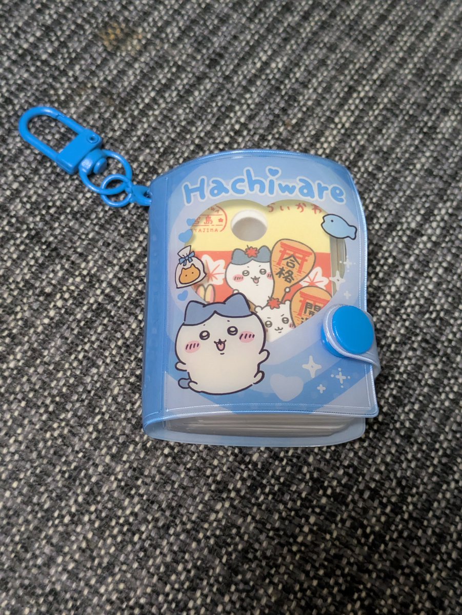 miku15657880's tweet photo. コレクトブックゲット！
御当地キーホルダーのタグ入れてみたらぴったり☺️全ページ埋めたら閉まらなくなりそう😂 https://t.co/VSxNULDHM7