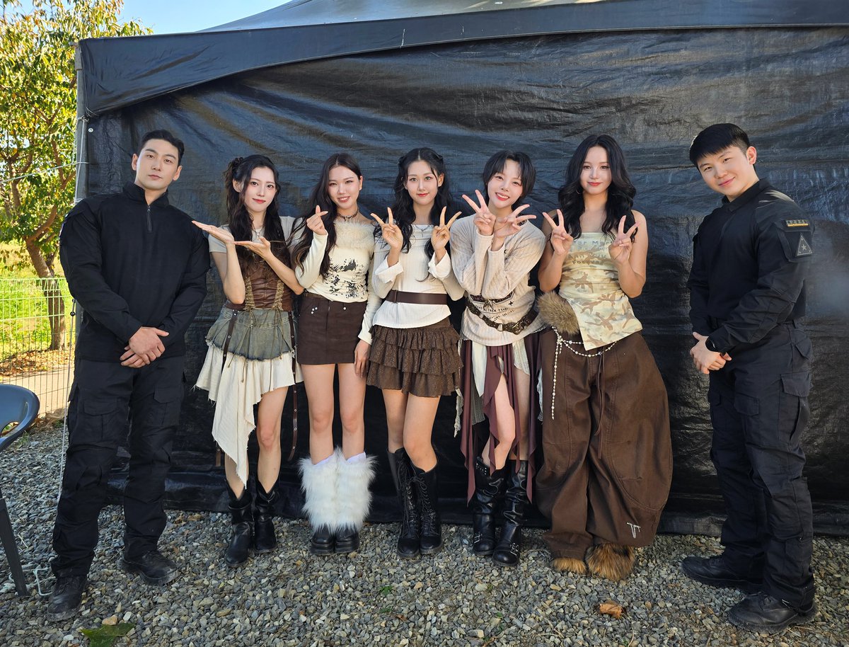 BaekhoToday's tweet photo. 261002 #BAEKHO and Seventeen’s Woozi with girl group NAVILLERA backstage at the 2026 Ground Army Festival!

“It was an honor to greet you at the Ground Army Festival 🫡”

#백호 #강동호 #KANGDONGHO https://t.co/hmcCWO5z0I