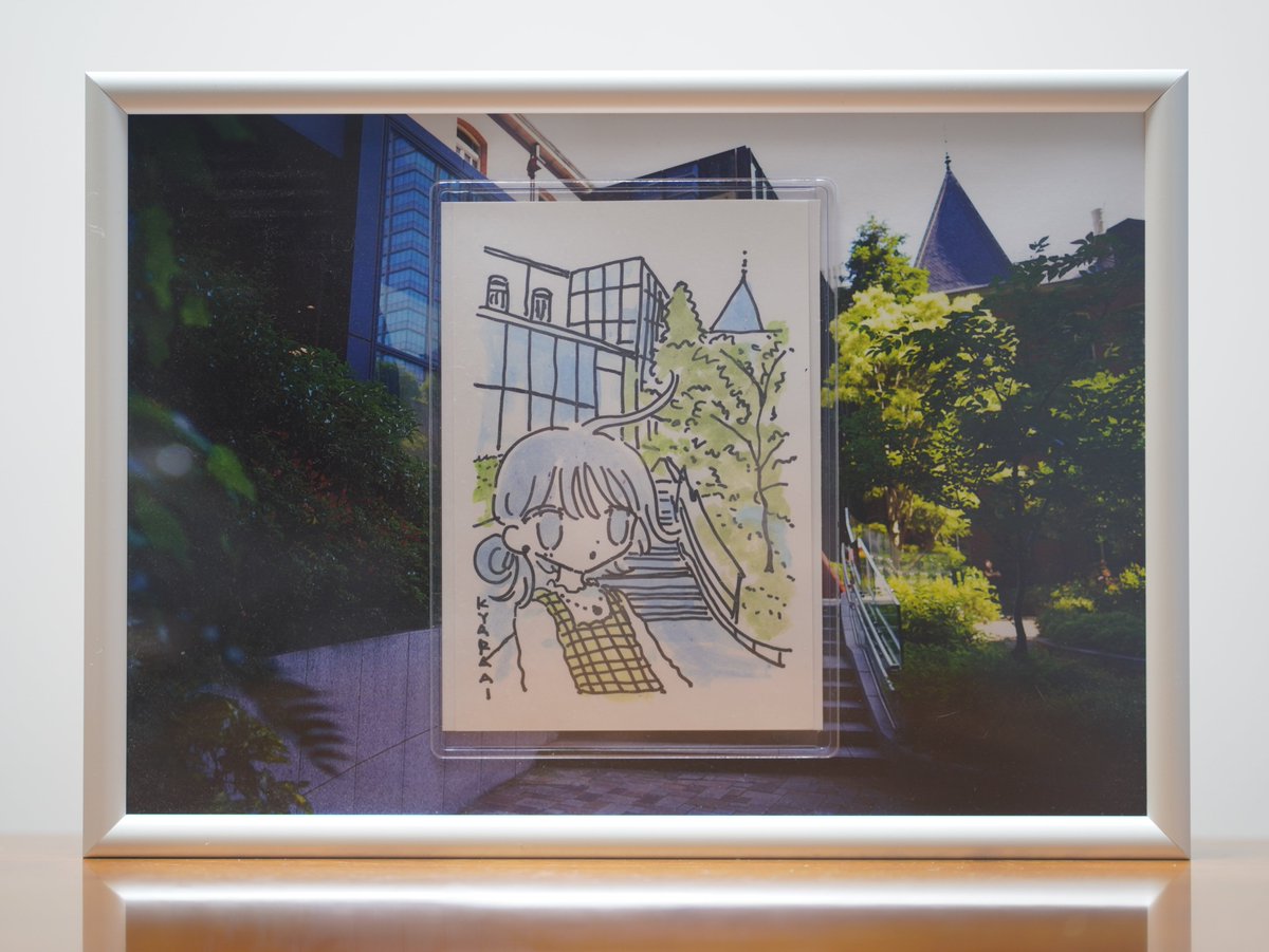 peachcanister's tweet photo. 先日のGallery Yukihira『秋やすみオープンスタジオ』展示作品が到着🎨
金田涼子さんの新作水彩小作品「わたあめ雲」🍭
きゃらあいさんの会場限定・即興ドローイング「あなたの写真と女の子」👧
広角写真の情報量を、画家ならではの視点で即興的に再構成していく構図の運びが、やっぱり印象に残った🏦 https://t.co/yqCvReQUOP