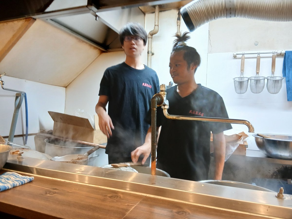 mijikaitakeo's tweet photo. この3ヵ月食べていなかった通常ﾗｰﾒﾝを求め武道家本店さんへ。
7月から限定ﾗｰﾒﾝのみ。
まぜそば＋ﾊﾞﾝｶﾗ丼に始まり、まぜそば、ｺｼｮｳﾗｰﾒﾝ、武郎ﾗｰﾒﾝまで。　
限定はもちろん旨いのだが通常ﾗｰﾒﾝも最高！
厨房の楓さんｽﾀｯﾌ里空さんのﾂｰｼｮｯﾄとｽﾀｯﾌ美空さんを❗ https://t.co/KZHpxnJ2Ts
