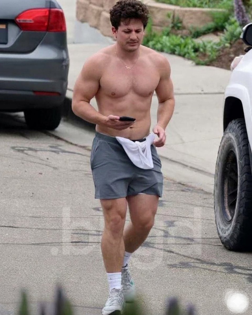 DramaQueenntv's tweet photo. Charlie Puth goes shirtless for a morning workout, putting his physique on display. https://t.co/rA8D0RWC3O