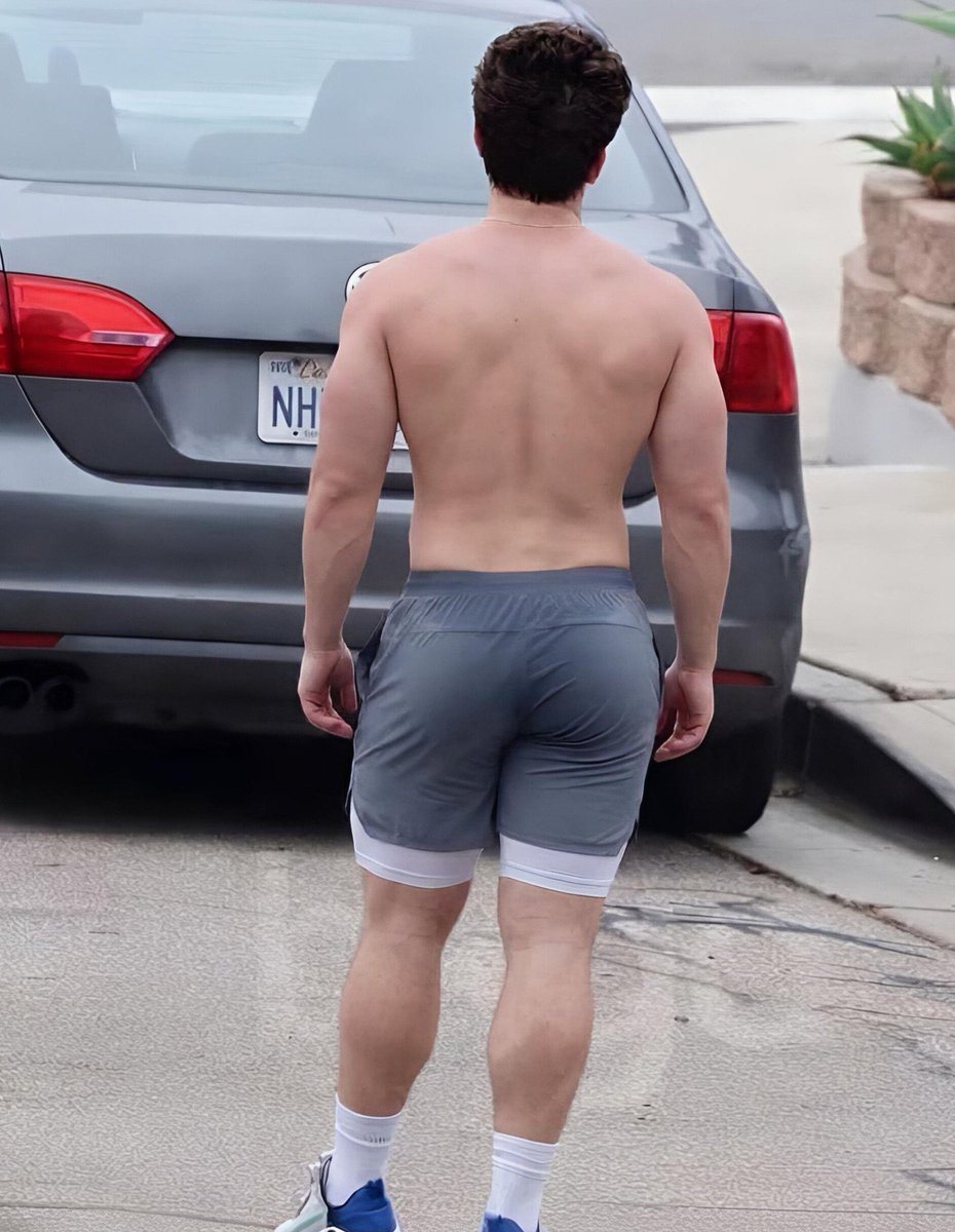 DramaQueenntv's tweet photo. Charlie Puth goes shirtless for a morning workout, putting his physique on display. https://t.co/rA8D0RWC3O