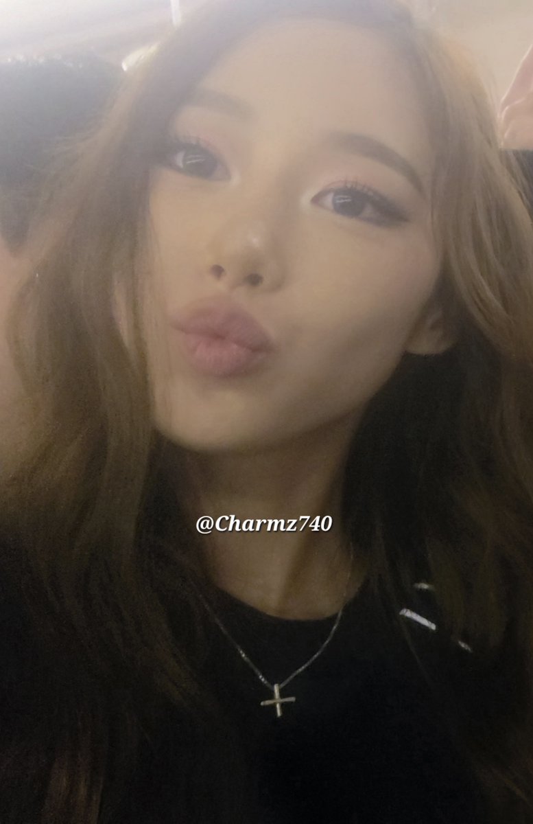Charmz740's tweet photo. Had one aespa VIP Send Off this tour and had to take my shot 😂 Here's how Aeri looked in the photo she took for us 🫶
#aespa #에스파 #GISELLE #지젤 https://t.co/HaddQRUvRt
