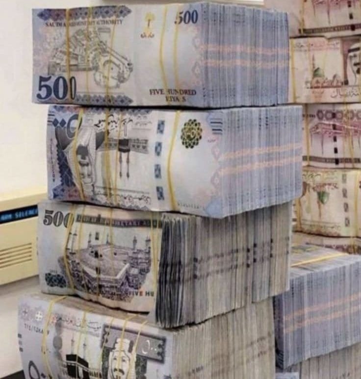 LmyaBnt29181's tweet photo. 💸 لو دخل في حسابك اليوم
 2,000,000 ريال... وش أول قرار بتتخذه؟ 

① سداد ديون
 ② بيت 
③ مشروع 
④ استثمار

#مناشده_من_سعوديه_في_الكويت https://t.co/oT29icx5Sr