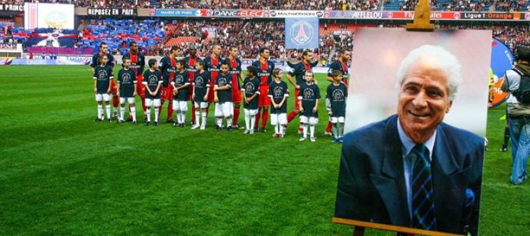 Paristeamfr's tweet photo. Président Borelli, on ne t’oublie pas.

Il y a 19 ans, le 2 octobre 2007, Francis Borelli nous quittait.

Président du PSG de 1978 à 1991, il a vécu les premiers grands moments de notre histoire : les Coupes de France 1982 et 1983, puis le premier titre de Champion de France en 1986.

Mais Borelli, c’était bien plus qu’un président. C’était un amoureux du PSG, un supporter qui vivait chaque match avec ses tripes.

Comment oublier ce 15 mai 1982 ? Le premier trophée de notre histoire et cette image devenue éternelle : Francis Borelli à genoux, embrassant la pelouse du Parc des Princes.

Il aurait tellement mérité de voir ce que son PSG est devenu. De voir Paris monter sur le toit de l’Europe, non pas une, mais deux fois. De voir ces deux Ligues des Champions et ces deux étoiles qui récompensent un club devenu l’un des géants du football européen.

Lui qui était là pour le premier trophée aurait certainement été fier de voir jusqu’où son PSG est allé. Parce que cette histoire européenne s’est aussi construite sur les fondations posées par ceux qui, comme lui, ont aimé et fait grandir ce club bien avant nous.

19 ans après, nous ne vous oublions pas, Président.

Merci pour tout. ❤️💙