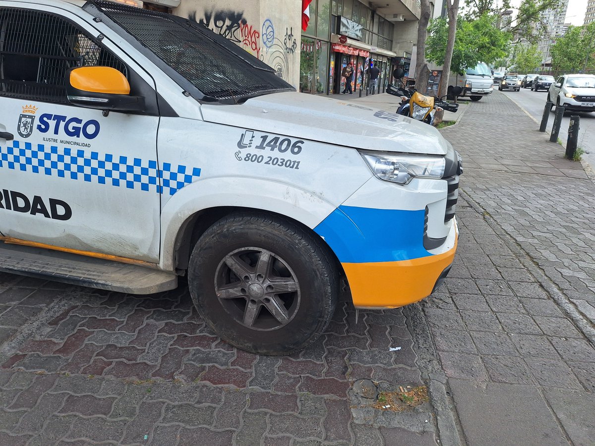 elsycecicc's tweet photo. Estimado Sr. Alcalde. Hay un vehículo municipal bajo el puente que cruza Agustinas con las llaves puestas, el motor encendido y nadie adentro. Entre que fui y regresé de una diligencia,  20 minutos,  seguía igual. Quién paga por el combustible y posible robo del vehíc
@desbordes https://t.co/VXyWSW79TA