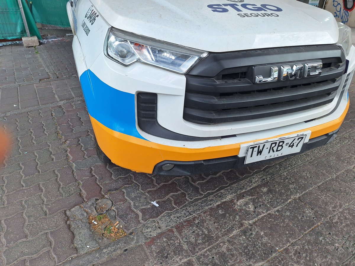 elsycecicc's tweet photo. Estimado Sr. Alcalde. Hay un vehículo municipal bajo el puente que cruza Agustinas con las llaves puestas, el motor encendido y nadie adentro. Entre que fui y regresé de una diligencia,  20 minutos,  seguía igual. Quién paga por el combustible y posible robo del vehíc
@desbordes https://t.co/VXyWSW79TA