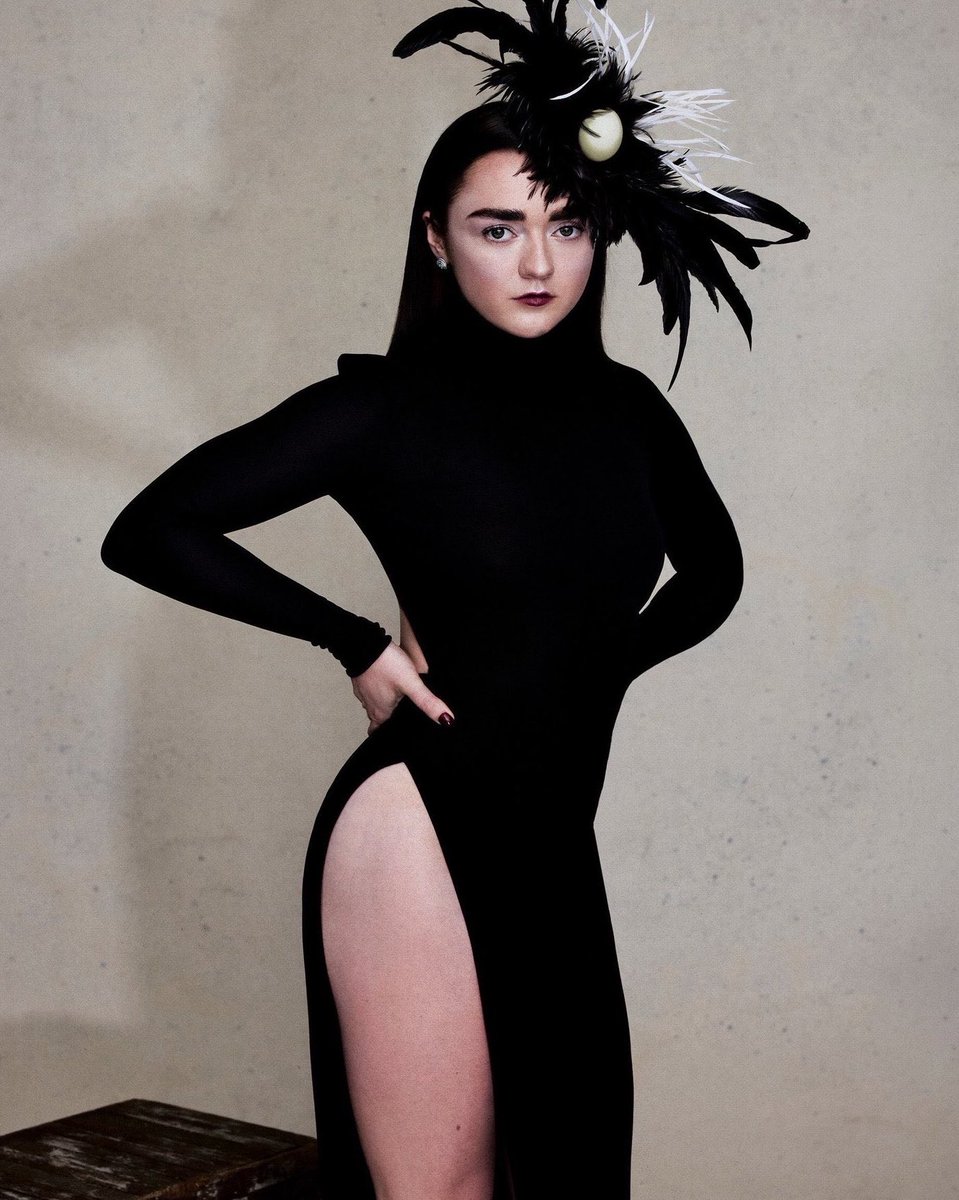 aryasmaisiew's tweet photo. maisie williams in september was generational these looks are insane https://t.co/48td77r8aV
