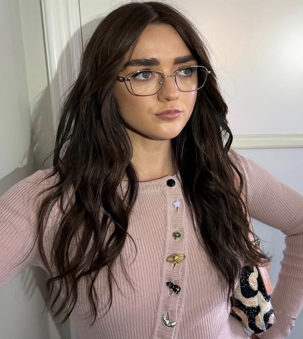 aryasmaisiew's tweet photo. maisie williams in september was generational these looks are insane https://t.co/48td77r8aV