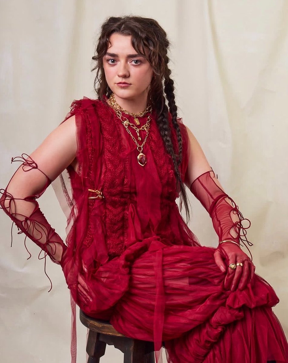 aryasmaisiew's tweet photo. maisie williams in september was generational these looks are insane https://t.co/48td77r8aV