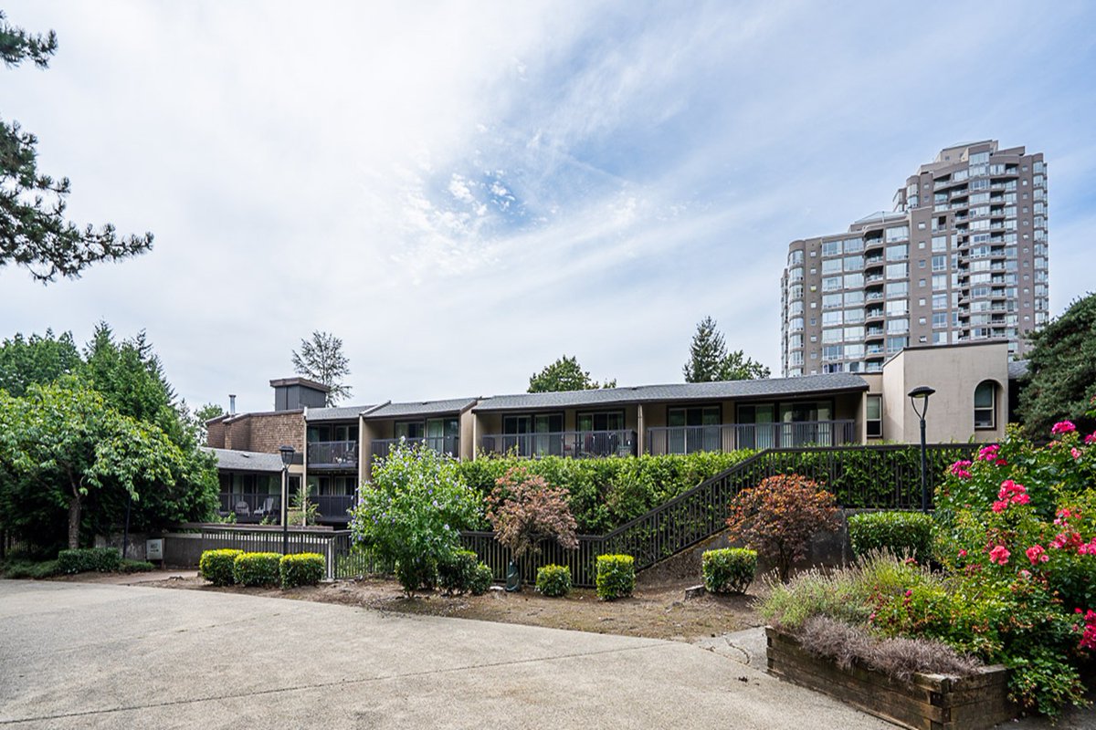 your_hometeam's tweet photo. #NewPrice – Excellent value $424,800 - TOP-FLOOR 2-bdr corner suite, blocks to Skytrain &amp; City of Lougheed. Move-in immediately!
https://t.co/X9QoHH73ot https://t.co/t529zlwiwY