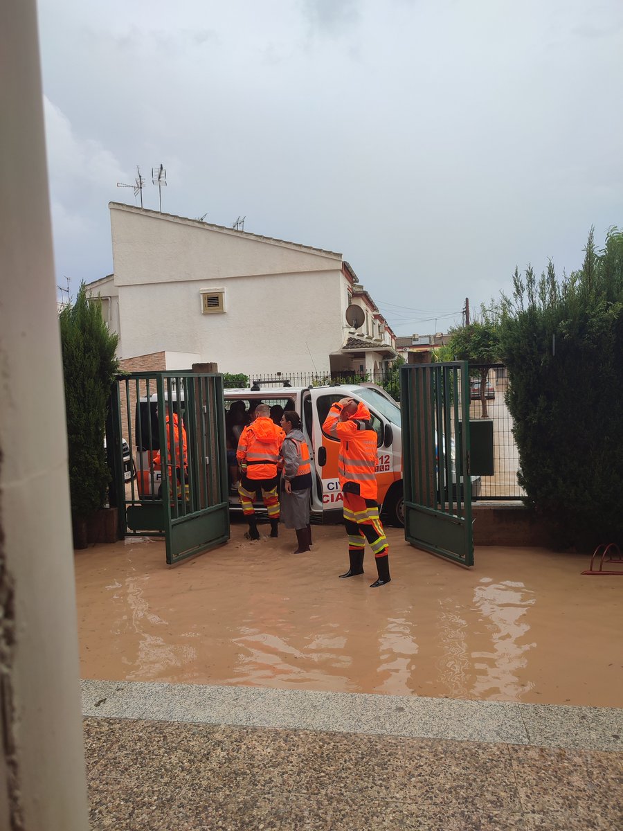 leap_tothevoid's tweet photo. @LopezMirasF Es vergonzoso que el mensaje de alerta vuelva a llegar horas tarde. Desde las 12:30 el IES Menárguez Costa en los Alcázares estaba impracticable. Se han quedado atrapados dentro tanto alumnos como docentes hasta las 17 de la tarde. Es indignante una vez más. https://t.co/et2Ee5MZhe