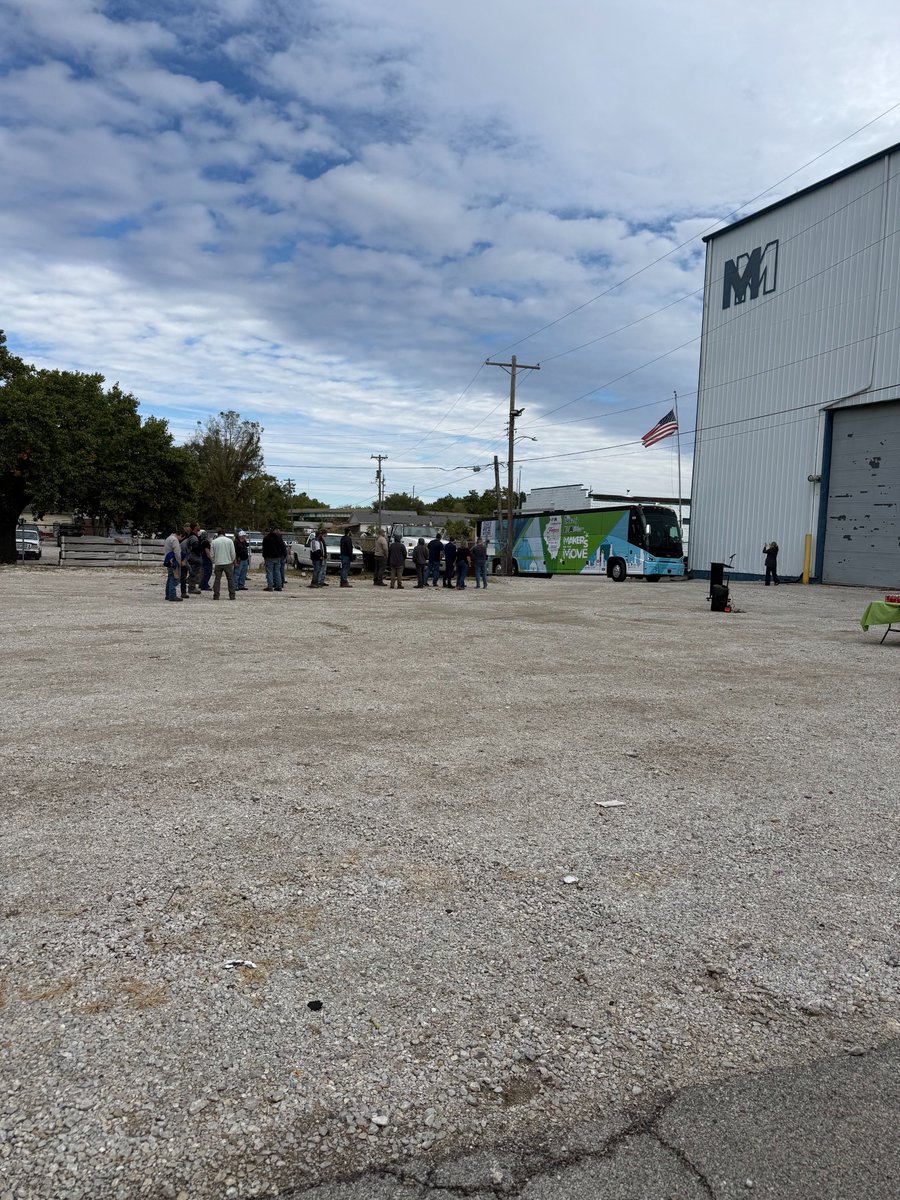IMA_Today's tweet photo. Stop 2 of Day 1 brought #MakersOnTheMove to Mason Manufacturing in Decatur! We got an inside look at the people, expertise and craftsmanship driving manufacturing right here in Illinois. Thanks to the Mason Manufacturing team for welcoming us! #MFGDay26 #MadeInIllinois https://t.co/AVLWbi2OPp
