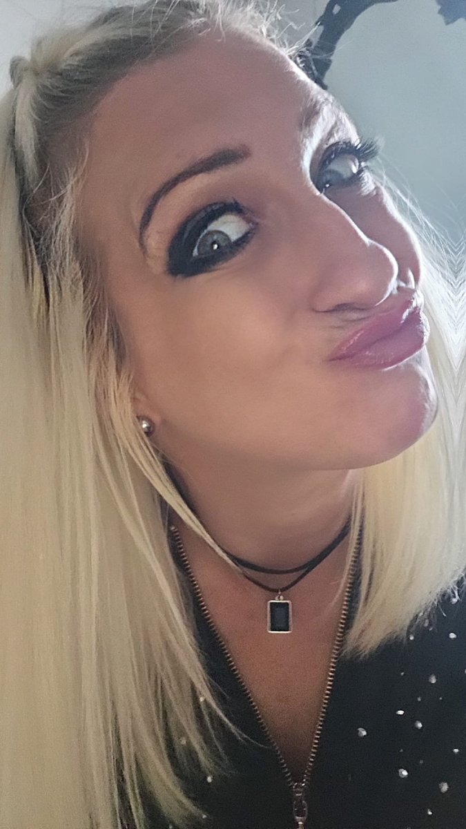 lilBitchSwitch's tweet photo. It's Friday bitches.... You know what I expect 😘👉 https://t.co/ImN7RsybYp