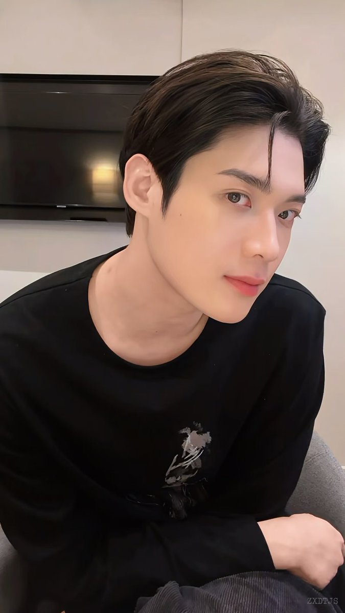 dolphinkhotinh's tweet photo. Nét trầm lắng và tinh tế của Kim Yoon Sik dường như sinh ra để hòa cùng thế giới đầy tính nghệ thuật của Yohji Yamamoto.

KIMYOONSIK YOHJIYAMAMOTO SS27

#YohjiYamamotoxKIMYOONSIK
#YohjiYamamoto
#YOONSIKPFWSS27 https://t.co/MXczLmOKkV