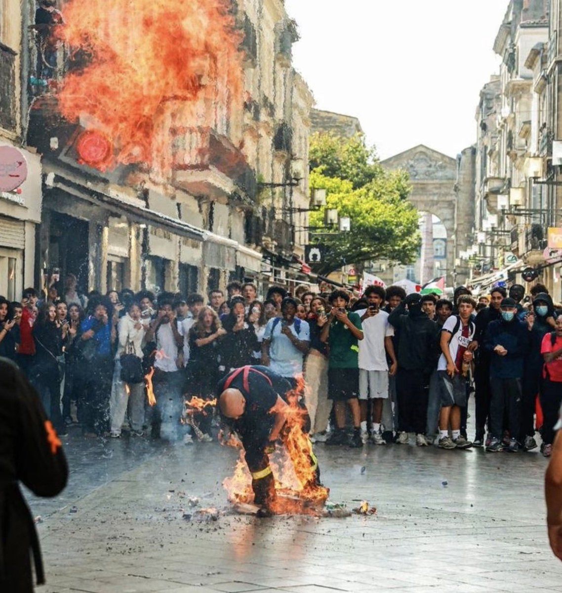 Nicole_Hoechst's tweet photo. Ein Feuerwehrmann steht bei Schulprotesten in Bordeaux in Flammen. Umstehende halten mit ihren Handys drauf. Menschenverachtend. Keinerlei Respekt vor einem Menschen, dessen Beruf es ist, andere zu retten. 

Wir kennen das in Deutschland auch- unter anderem von Silvester in Berlin. Ein erschütterndes Bild für das „moderne Europa“: Die Politik beschwört das friedliche Zusammenleben, während die Gewalt eskaliert und die Staaten die Kontrolle verlieren.

Wer das kritisiert, wird als Rassist und böser Fremdenfeind bezeichnet.

Damit muss endlich Schluß sein!
Die Mehrheit in Deutschland hat diese Zustände ab- und zur Bundestagswahl CDU und AfD gewählt.

Aber die CDU hat eine 180 Grad Wende hingelegt und macht das Gegenteil von dem, was sie im Wahlkampf versprochen hat. 

Also geht es mit dem Niedergang in Deutschland weiter.
Nur die AfD wird das ändern!

#wirsindeurestimme