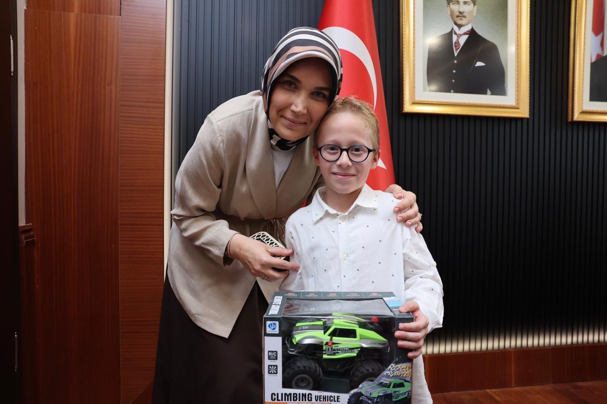 kubrayigitbasi's tweet photo. Aziz şehitlerimizin kıymetli aileleri ve kahraman gazilerimizle düzenli olarak gerçekleştirdiğimiz buluşmalarımız kapsamında bugün de Bakanlığımızda bir araya geldik.

Her birinin hatırası, sözü ve emaneti bizler için çok değerli. Şehitlerimizin emaneti, milletimizin emanetidir. 🇹🇷

📍 İçişleri Bakanlığı
📅 2 Ekim 2026