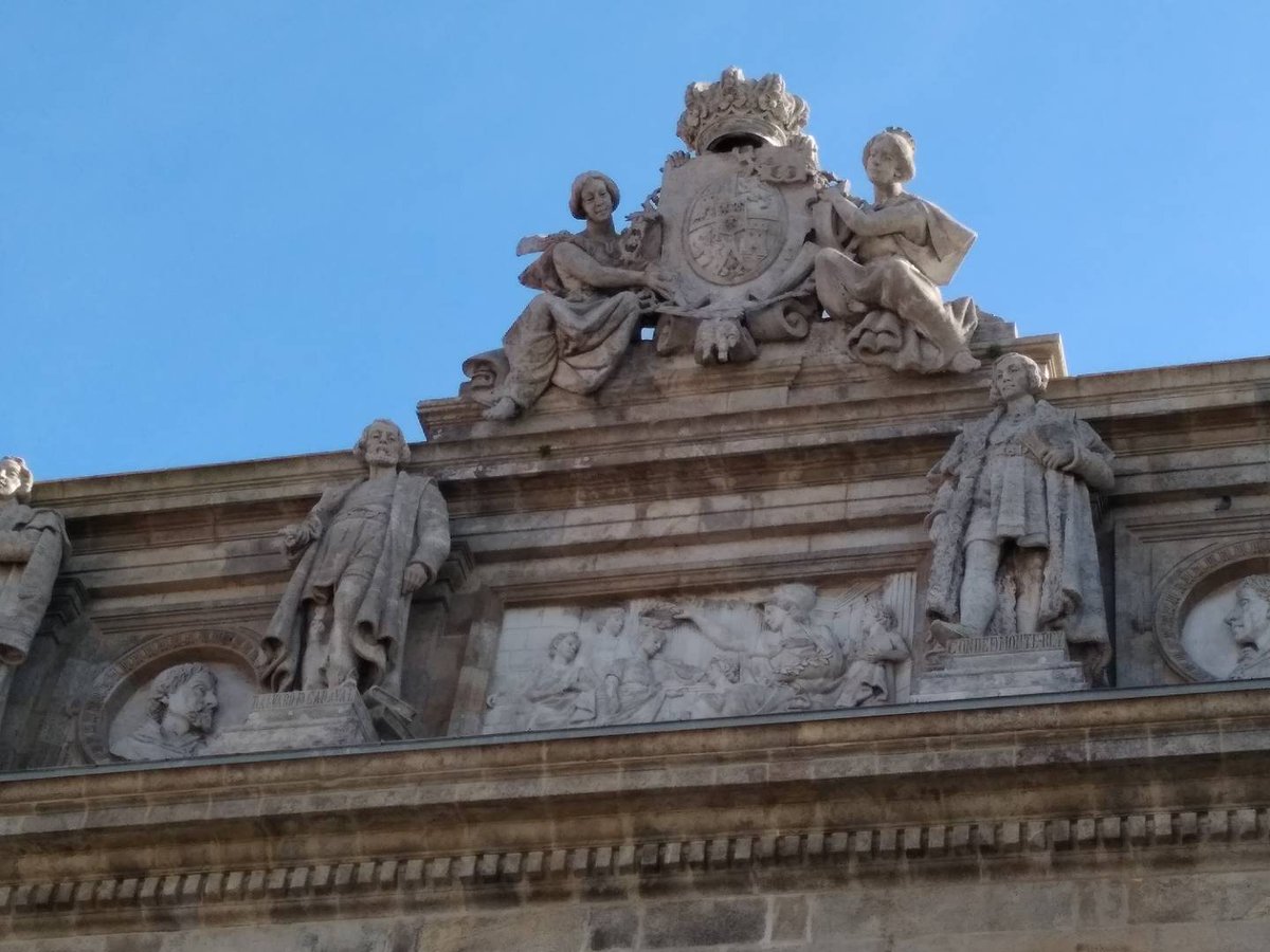 Dmusk108's tweet photo. Álvaro de Cadaval era un personaxe moi peculiar
Asinaba como Cadavalo Gravio Calidonio, facendo honra á súa orixe tudense e á lenda da fundación da cidade polo heroe #Diomedes
As súas ideas humanistas o levarían á prisión inquisitorial de #Braga en 1566

Moita vida na #fronteira https://t.co/2lkk9jsIWz