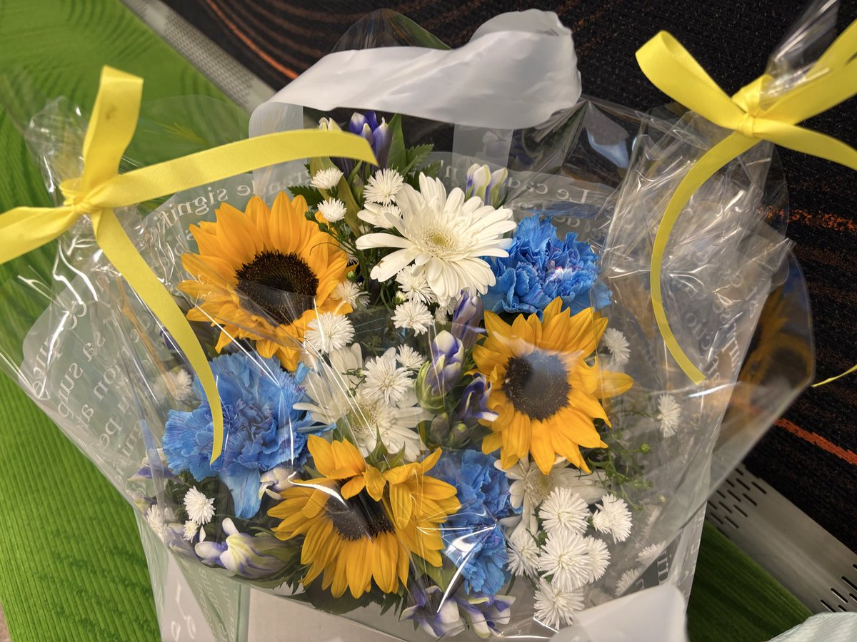mipoyon's tweet photo. 行きつけの玉造の「こすもす」が15周年！もう？そんなになるのかー🥰お花持って周年記念に♪美味しく楽しい時間でした。これからもよろしくお願いいたします！ https://t.co/g6JIer2gKH