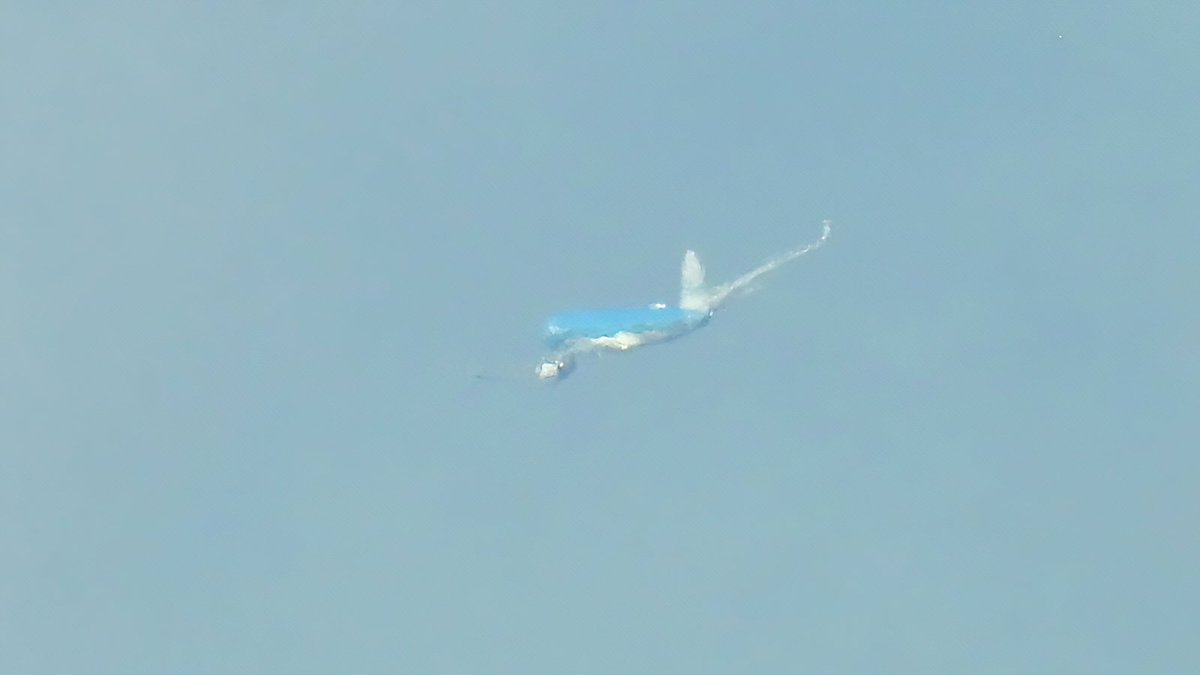 EHSBspotter's tweet photo. Very, very far away: @KLM's first ever Airbus A350-941 PH-NZA "De Nachtwacht"/"The Nightwatch" turning left on her first ever approach to Amsterdam Schiphol Airport just now.

#KLM350, 2,500-2,000 ft.

#NLspot https://t.co/vg72BGkpZg