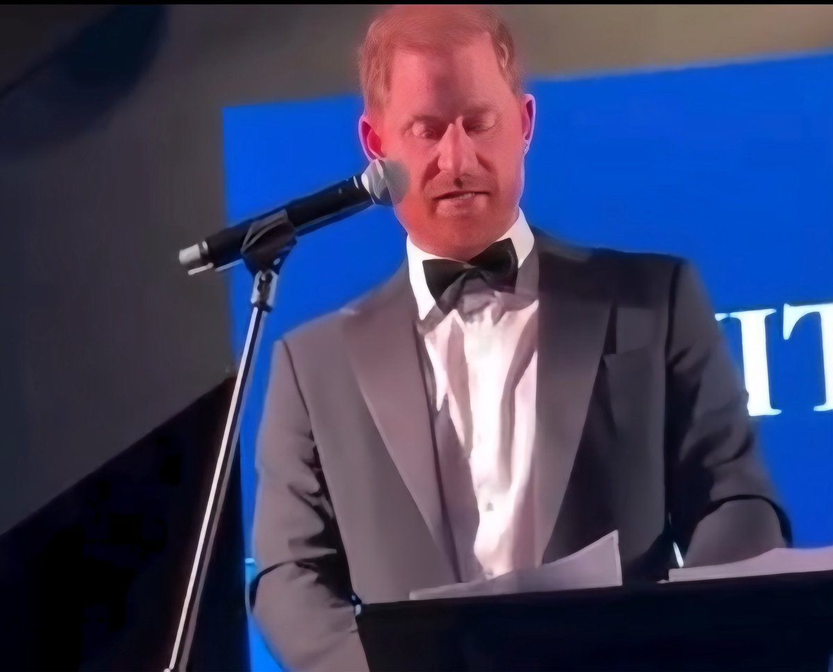 nancytsidley's tweet photo. Harry isn’t taking any chances with the teleprompter. He’s looking at that script the way he used to look at Chelsy Davy, terrified it might leave him, too. ❤️ https://t.co/LP96plxpi0