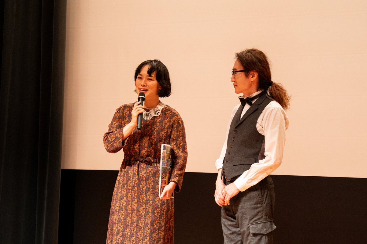 nanako_ya's tweet photo. ちなみに、私が活弁のときにいつも使っている（台本をいれる）ファイルは、熊本出身の画家、塔本シスコのものです🌟
以前、世田谷美術館で開催された塔本シスコ展「シスコ・パラダイス」にて一目惚れ😍華やかで、元気づけられます。ずっと使いすぎて絵柄が少し消えてきた〜😭 https://t.co/gzzgyeJxhD