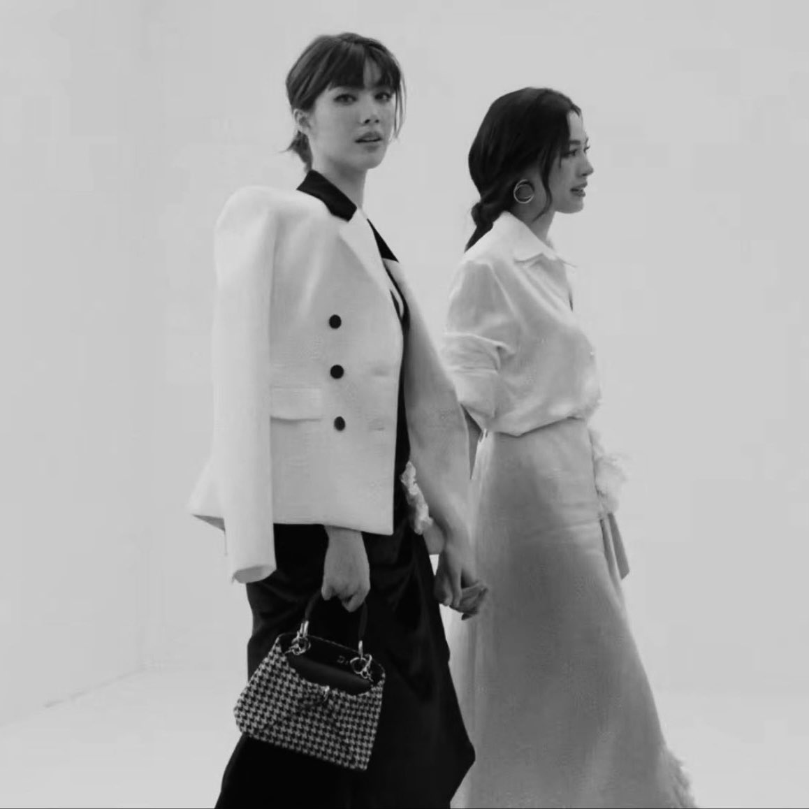 kwongfp's tweet photo. 𝐃𝐢𝐨𝐫 𝐁𝐫𝐚𝐧𝐝 𝐀𝐦𝐛𝐚𝐬𝐬𝐚𝐝𝐨𝐫𝐬 𝐏𝐫𝐞𝐦𝐢𝐮𝐦 𝐕𝐢𝐬𝐮𝐚𝐥 𝐂𝐨𝐮𝐩𝐥𝐞🖤💍

" Lingling Kwong 𝗑 Orm Kornnaphat "

#LingOrmDiorSummer27 
#LinglingKwong #OrmKornnaphat 
#LingOrm #Dior #DiorSummer27 #PFW https://t.co/H9qXE5K61W