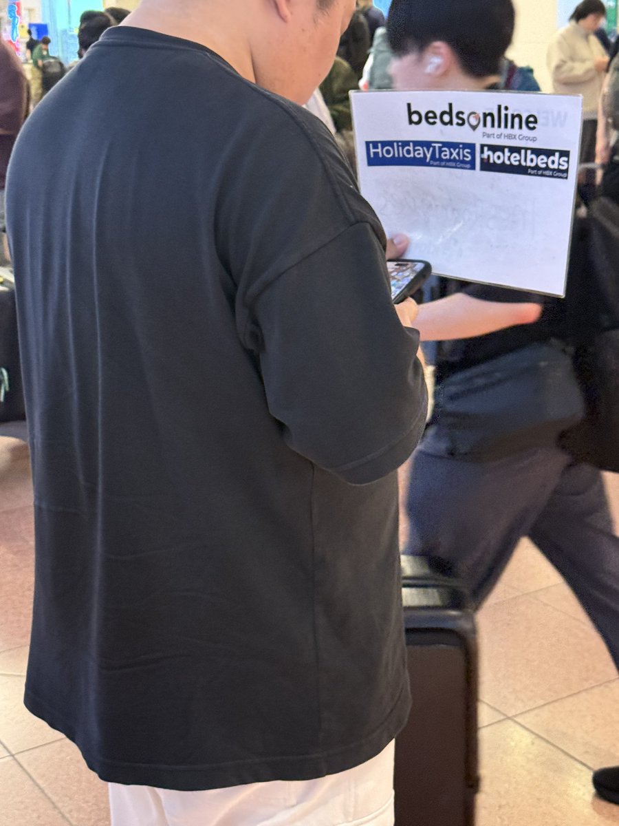 yoshito9999's tweet photo. Book a chauffeur with this brand in Japan, and you'll be greeted by a driver rocking a T-shirt, jeans, and sneakers.
#bedsonline
#HolidayTaxis
#hotelbeds https://t.co/CXXtiyeBMD