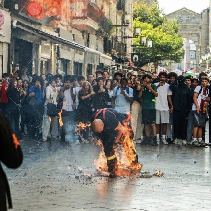 AlertaNews24's tweet photo. 🇫🇷 | Un bombero quedó envuelto en llamas durante las protestas estudiantiles en Burdeos, Francia, mientras atendía los disturbios registrados en la ciudad. https://t.co/thAMtqP6bl
