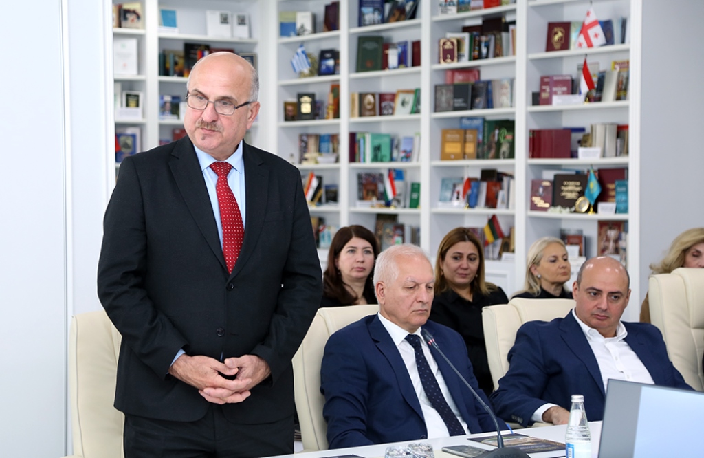 gence_icra's tweet photo. Azərbaycan Milli Elmlər Akademiyasında “Gəncə xanlığı: sikkə zərbi və pul dövriyyəsi” kitabının təqdimatı keçirilib

Daha ətraflı:
https://t.co/1WMxycICZO https://t.co/P2pSLevPS2