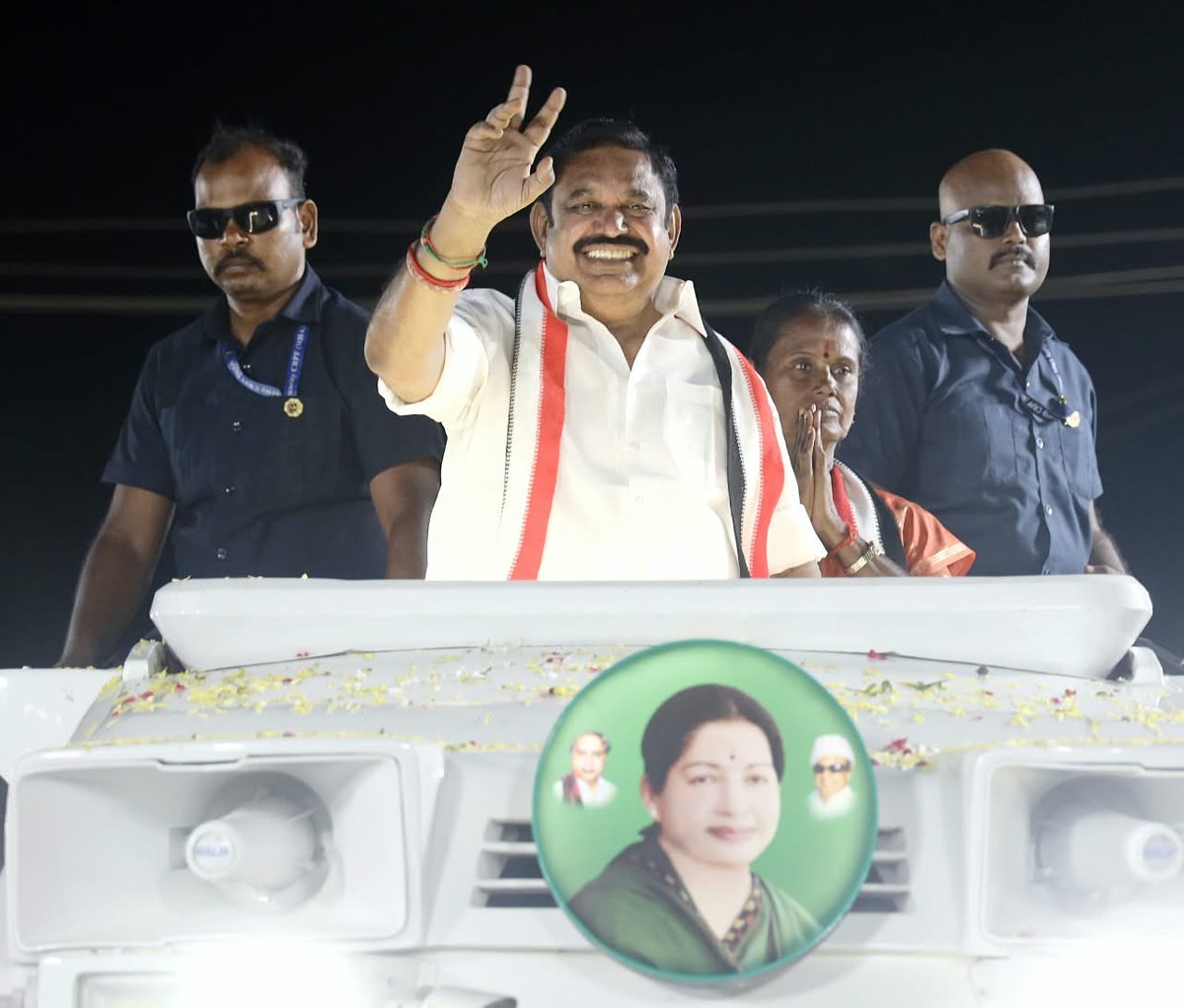 AIADMKOfficial's tweet photo. மாண்புமிகு கழகப் பொதுச் செயலாளர் புரட்சித் தமிழர் திரு. @EPSTamilNadu
அவர்கள்,

தாராபுரம் சட்டமன்ற தொகுதி, தளவாய்பட்டினம் பகுதியில் கழக வெற்றி வேட்பாளர் திருமதி. K. பானுமதி அவர்களுக்கு “இரட்டை இலை” சின்னத்தில் வாக்கு சேகரித்தார்கள்.

#வெல்லட்டும்_இரட்டைஇலை 🌱
#AIADMK #Dharapuram #ByeElections