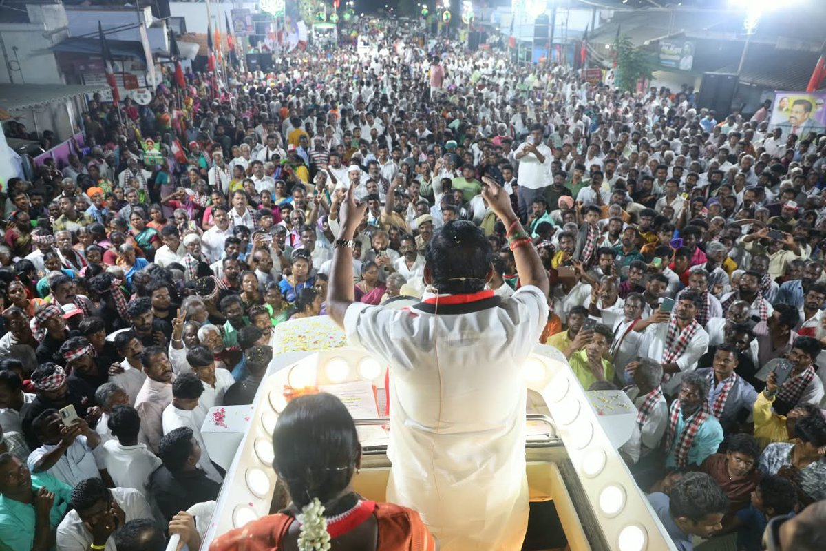 AIADMKOfficial's tweet photo. மாண்புமிகு கழகப் பொதுச் செயலாளர் புரட்சித் தமிழர் திரு. @EPSTamilNadu
அவர்கள்,

தாராபுரம் சட்டமன்ற தொகுதி, தளவாய்பட்டினம் பகுதியில் கழக வெற்றி வேட்பாளர் திருமதி. K. பானுமதி அவர்களுக்கு “இரட்டை இலை” சின்னத்தில் வாக்கு சேகரித்தார்கள்.

#வெல்லட்டும்_இரட்டைஇலை 🌱
#AIADMK #Dharapuram #ByeElections