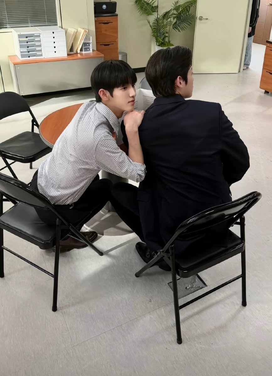 evbut777's tweet photo. 永远这个词还是太轻了，那就期待明天吧，期待有你们的明天
金允植&amp;朴时宇 in Paris
YOONSIK SIWOO Pour Toujours
#YOONSIKSIWOOPFWSS27 https://t.co/8gUmaH9XVq