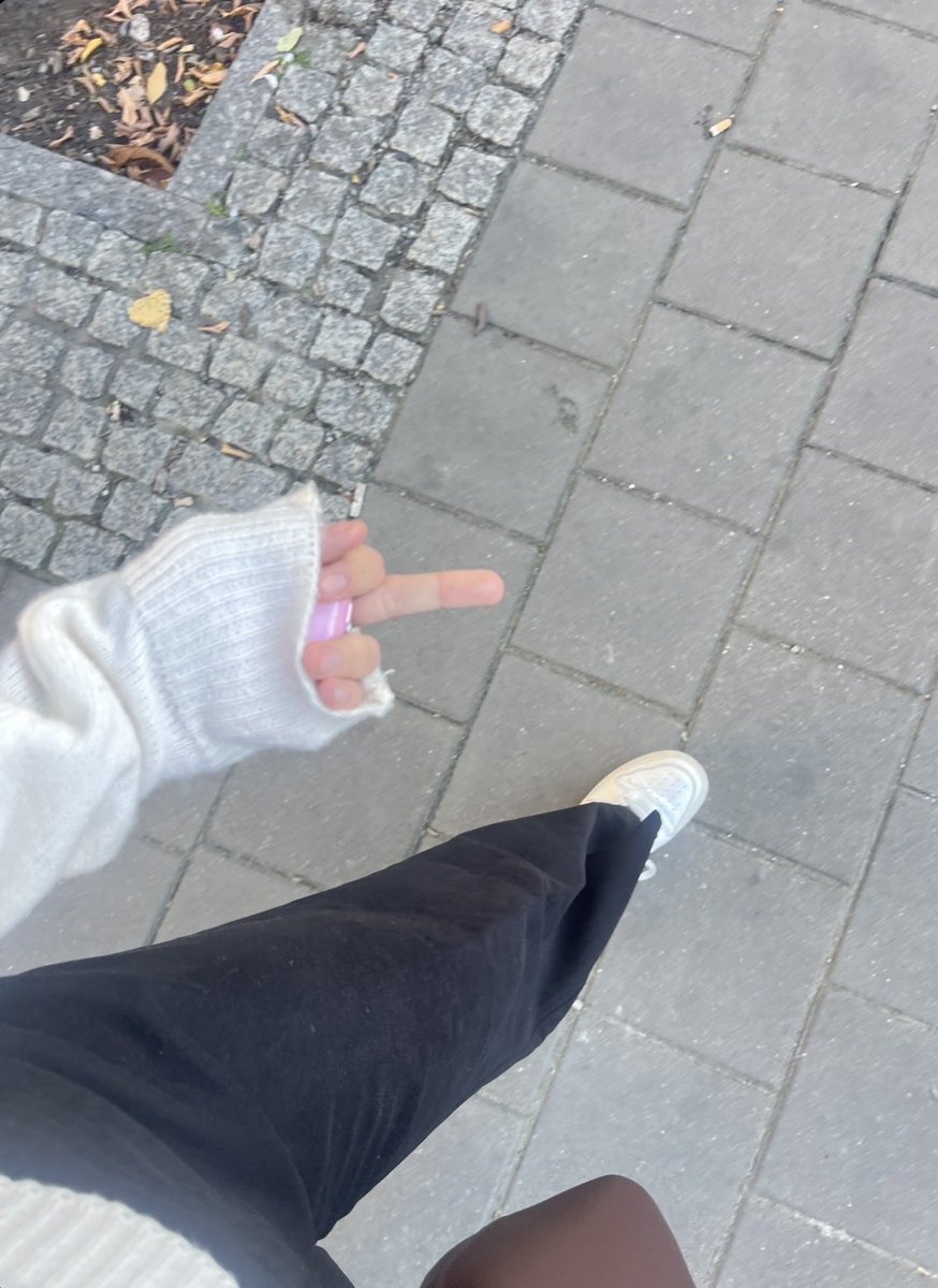 PiesKaroliny's tweet photo. Dzisiaj Królowa @Karolina1651702 ma bardzo stresujacy dzien🐶KAŻDY kundel powinien zadbać o Panią i wesprzec ja blikiem🙇‍♂️👑 padać na kolana😈 https://t.co/ZCaJ2fGqVQ