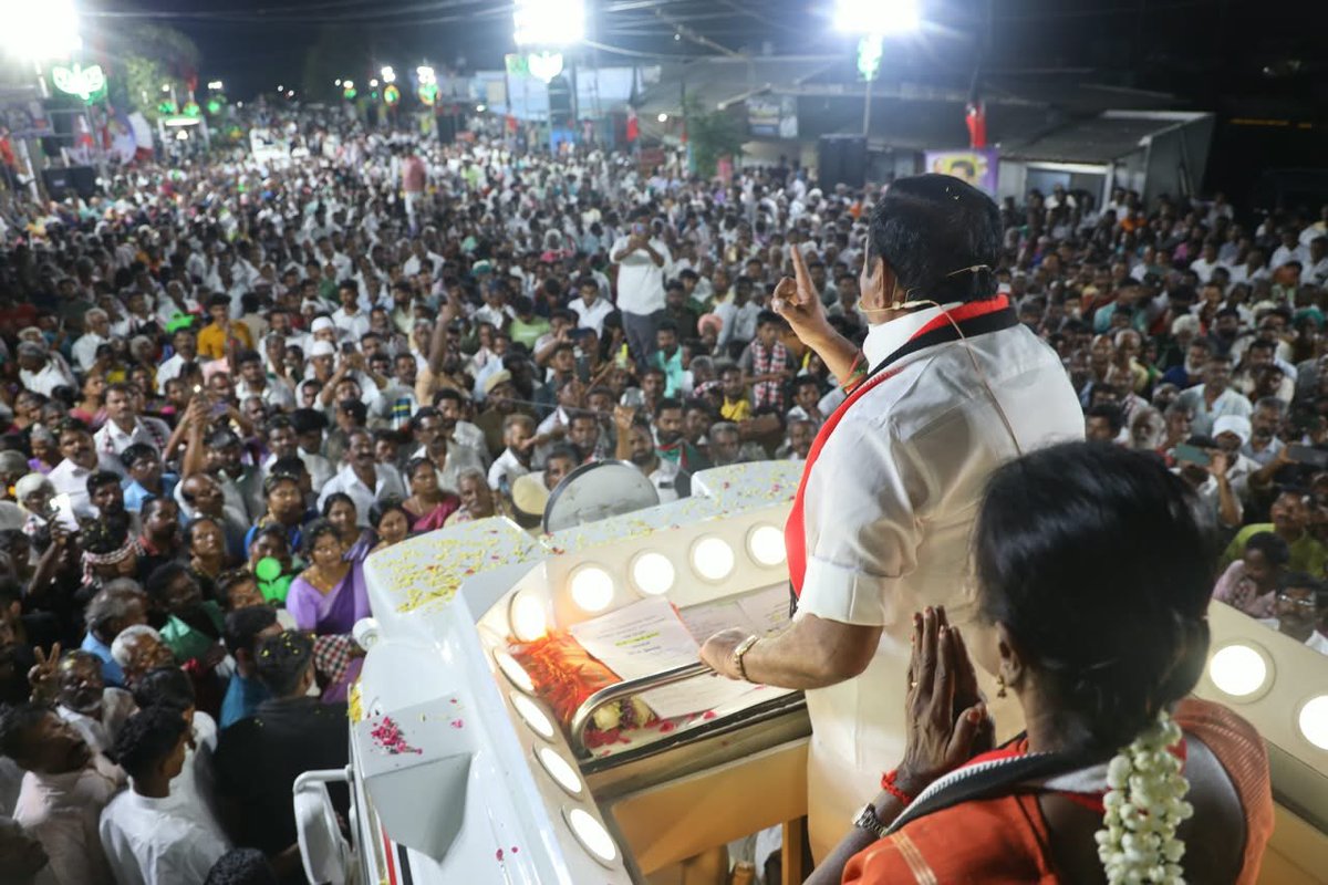 AIADMKOfficial's tweet photo. மாண்புமிகு கழகப் பொதுச் செயலாளர் புரட்சித் தமிழர் திரு. @EPSTamilNadu
அவர்கள்,

தாராபுரம் சட்டமன்ற தொகுதி, தளவாய்பட்டினம் பகுதியில் கழக வெற்றி வேட்பாளர் திருமதி. K. பானுமதி அவர்களுக்கு “இரட்டை இலை” சின்னத்தில் வாக்கு சேகரித்தார்கள்.

#வெல்லட்டும்_இரட்டைஇலை 🌱
#AIADMK #Dharapuram #ByeElections