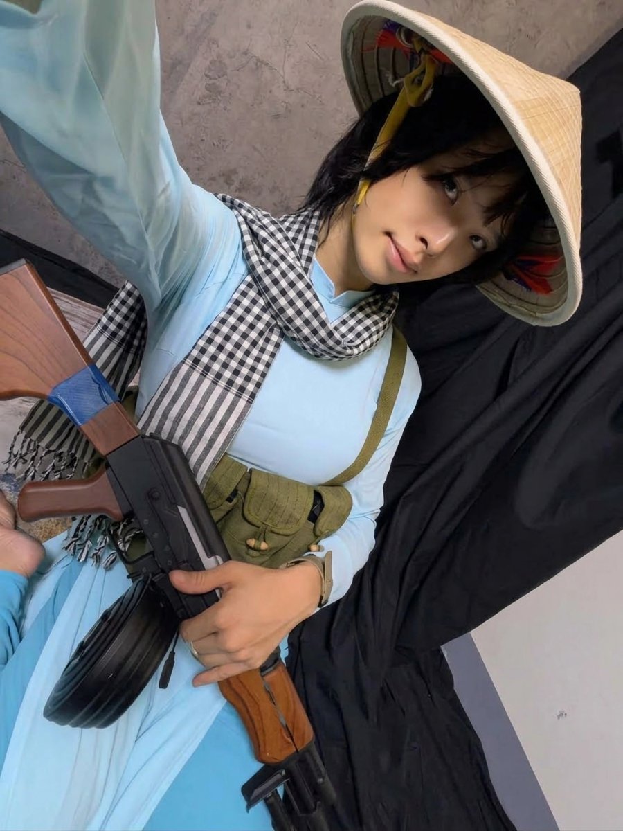 BF_Defence's tweet photo. Áo dài, khăn rằn, and something a little heavier. 🌾
ただの村娘ですよ。
……手に持ってるもの？
気にしないでください。 https://t.co/hZOUfKRQd2