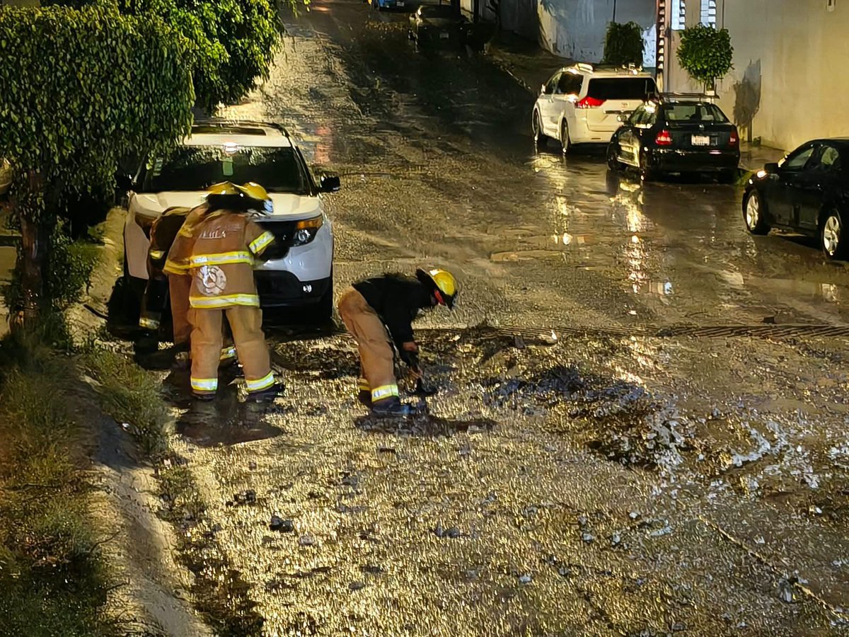 JCarlos_Valerio's tweet photo. 🌧️ Las lluvias dejaron afectaciones en #Puebla, San Andrés #Cholula, #Palmar de Bravo y #Chalchicomula de Sesma.
🚨 Hubo inundaciones, vehículos varados, caída de malla ciclónica y seis viviendas afectadas.
Autoridades realizaron labores de desazolve, bombeo y limpieza. https://t.co/xmpjQXYiHw