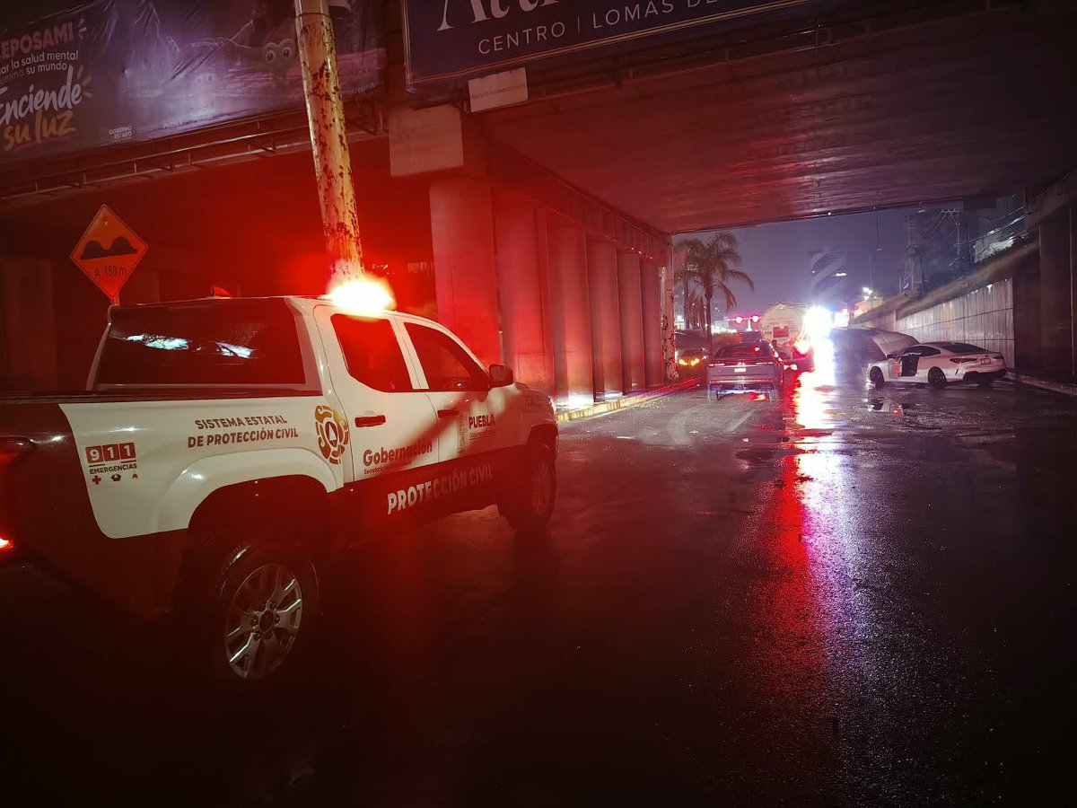 JCarlos_Valerio's tweet photo. 🌧️ Las lluvias dejaron afectaciones en #Puebla, San Andrés #Cholula, #Palmar de Bravo y #Chalchicomula de Sesma.
🚨 Hubo inundaciones, vehículos varados, caída de malla ciclónica y seis viviendas afectadas.
Autoridades realizaron labores de desazolve, bombeo y limpieza. https://t.co/xmpjQXYiHw