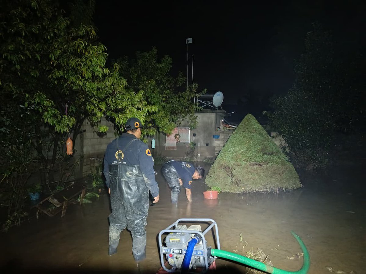 JCarlos_Valerio's tweet photo. 🌧️ Las lluvias dejaron afectaciones en #Puebla, San Andrés #Cholula, #Palmar de Bravo y #Chalchicomula de Sesma.
🚨 Hubo inundaciones, vehículos varados, caída de malla ciclónica y seis viviendas afectadas.
Autoridades realizaron labores de desazolve, bombeo y limpieza. https://t.co/xmpjQXYiHw