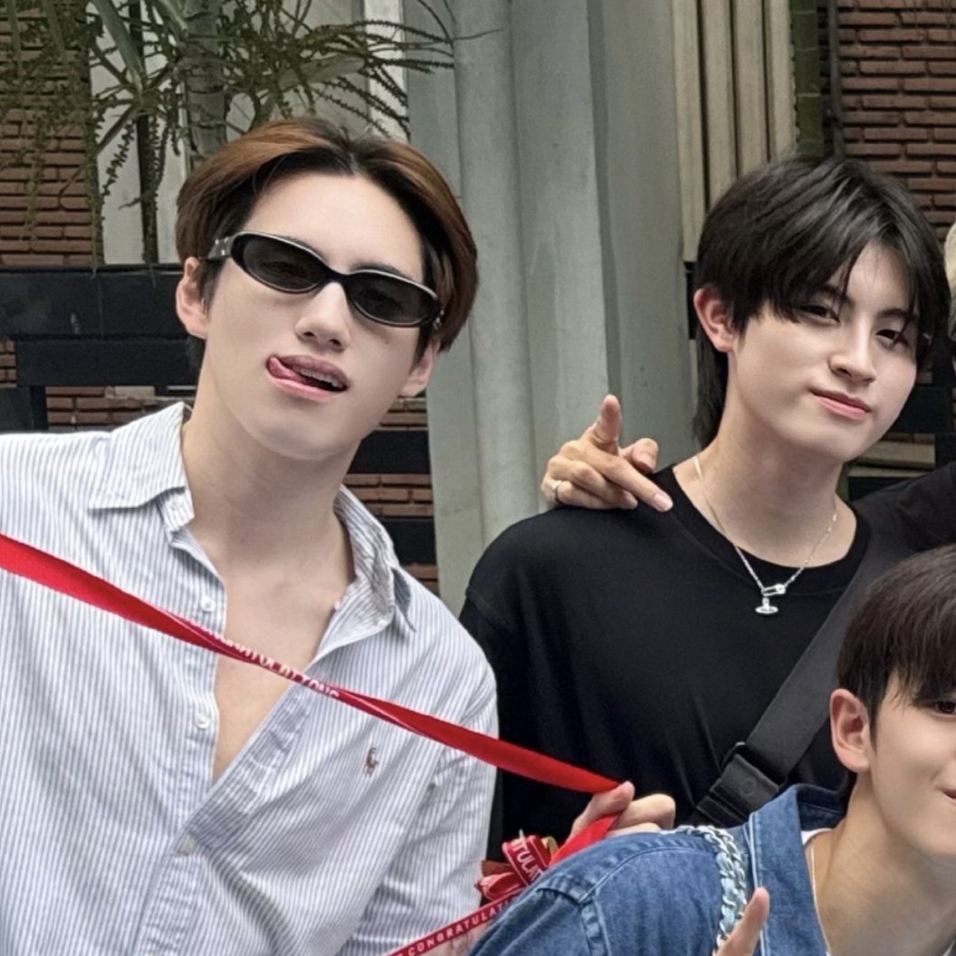 _iampingping's tweet photo. มุงไม่เล่น ภูเอพวกฮีห่างกัน 1 ปี แต่ทำไมมันออกมาเป็นลุงภู หลานเอได้ขนาดนี้วะ 545555 แต่นี่อวดได้เลยนะลุงทรงนี้ หล่ออะ สมัยเรียนนี่ตัวท็อปมหาลัย ดีกรีถือบอลงานบอลชู่ลามอท่ออะ 🫠 https://t.co/2KFzY9U440
