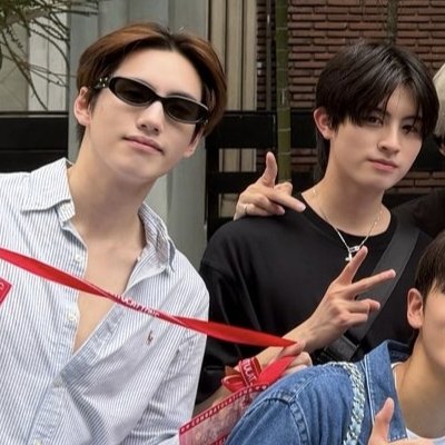 _iampingping's tweet photo. มุงไม่เล่น ภูเอพวกฮีห่างกัน 1 ปี แต่ทำไมมันออกมาเป็นลุงภู หลานเอได้ขนาดนี้วะ 545555 แต่นี่อวดได้เลยนะลุงทรงนี้ หล่ออะ สมัยเรียนนี่ตัวท็อปมหาลัย ดีกรีถือบอลงานบอลชู่ลามอท่ออะ 🫠 https://t.co/2KFzY9U440